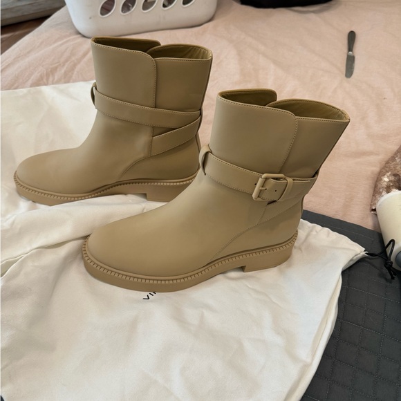 NEW! Vince Kaelyn Waterpoof Leather Boots - Picture 5 of 11